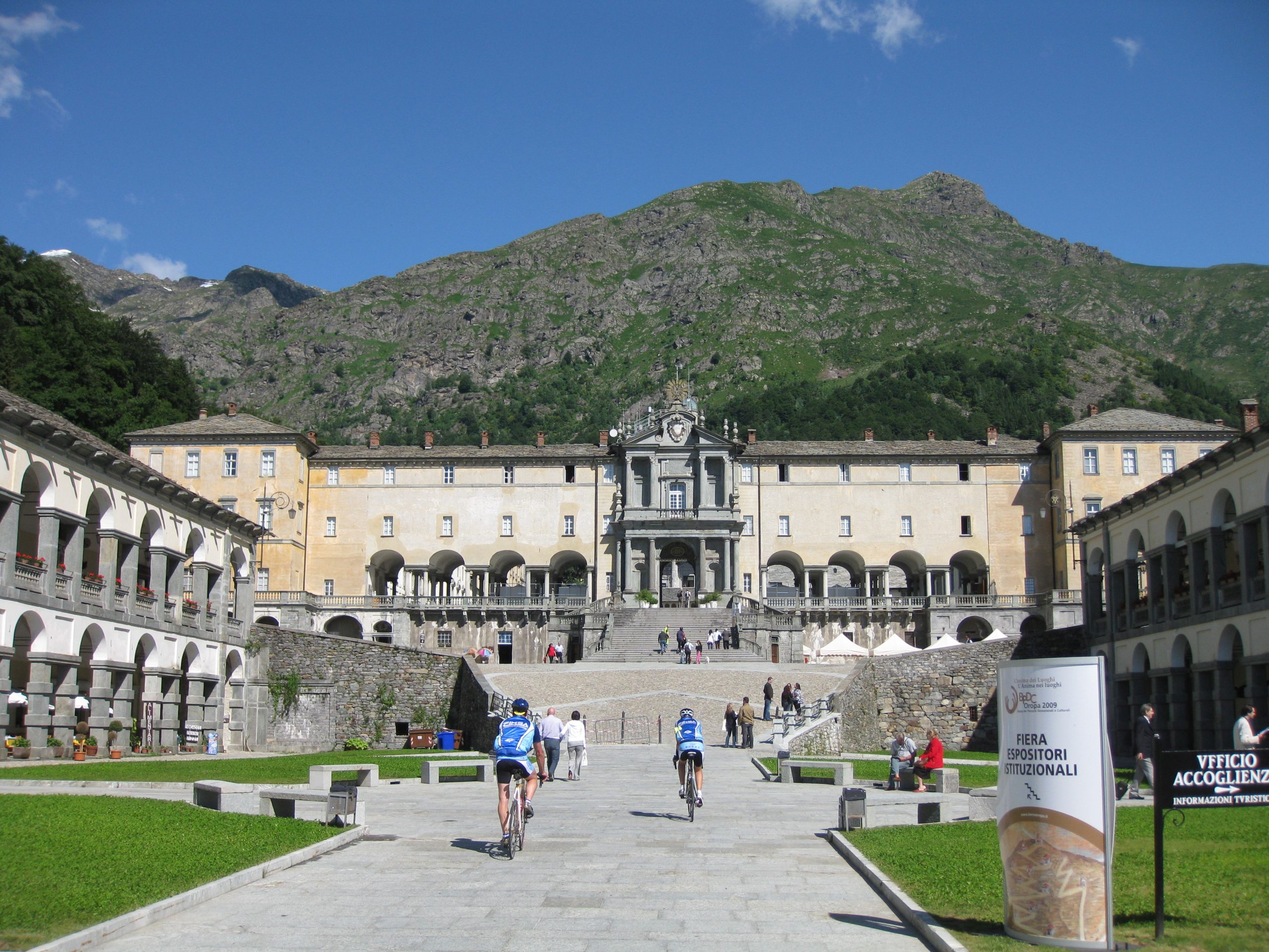 oropa, la cour d'honneur et le grand escalier