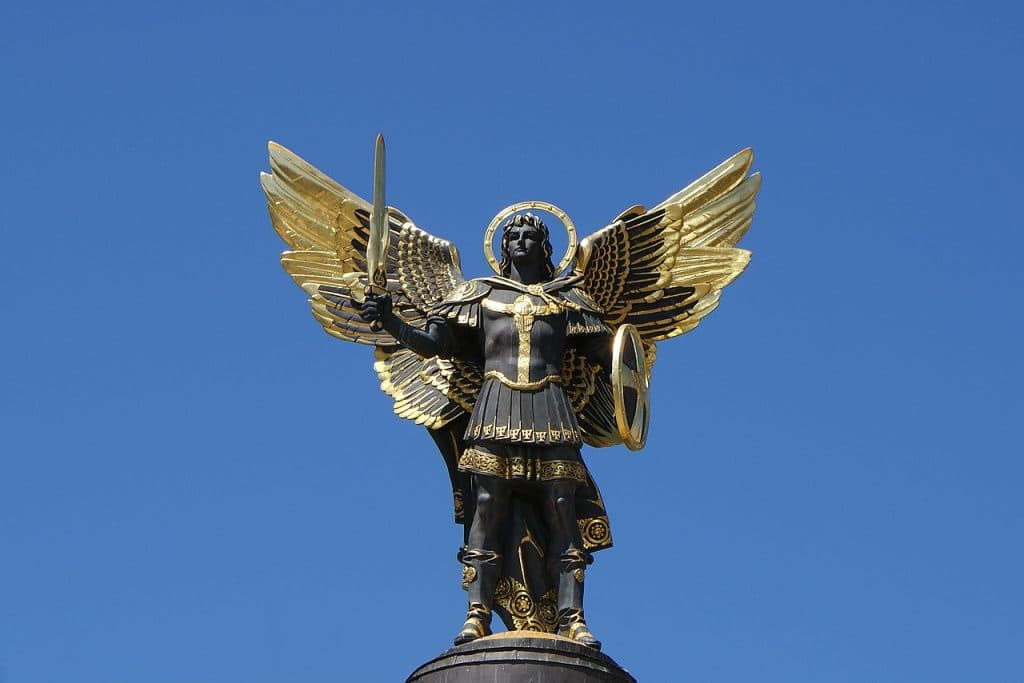 statue_archange_saint-michel_en_ukraine.jpg