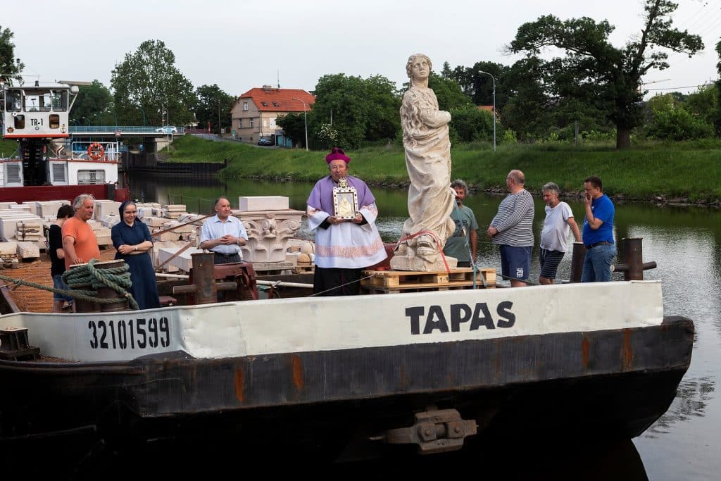 La statue de la Vierge acheminée en péniche