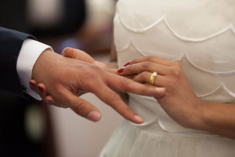 bride-and-groom-exchanging-rings-768x512.jpg