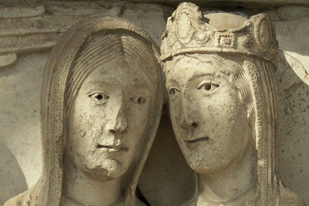 Marie et Élisabeth à La Visitation. Portail Royal de la cathédrale Notre-Dame de Chartres, XIIe siècle.