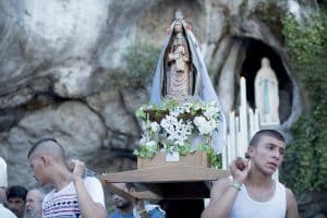 LA GRÂCE D'UN LIEU. Image tirée du film Lourdes, de Thierry Demaizières et Alban Teurlai, 2019.