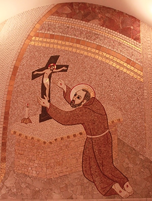 Saint Pio en prière devant le crucifix, par Marko Rupnik (XXIe siècle).