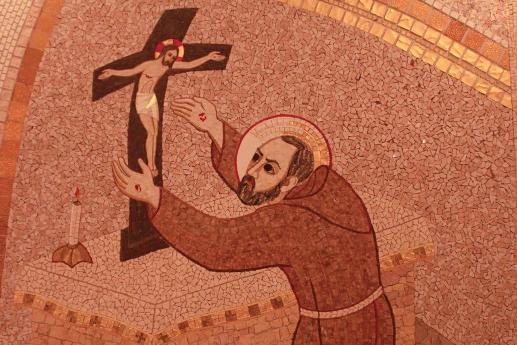 Saint Pio en prière devant le crucifix, par Marko Rupnik (XXIe siècle).