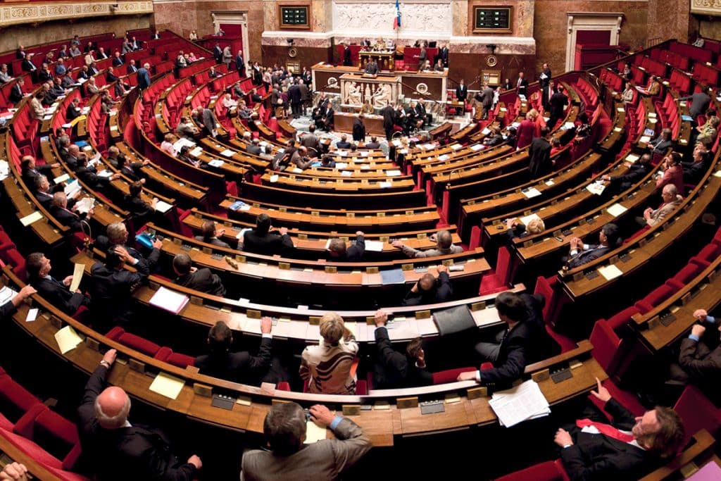 Vue de l'hémicycle de l'Assemblée nationale. Selon Pierre de Lauzun, les chrétiens en politique risquent d'osciller entre l’acceptation de fait des dominantes de l’époque, des combats souvent perdus, ou un refus sans espoir