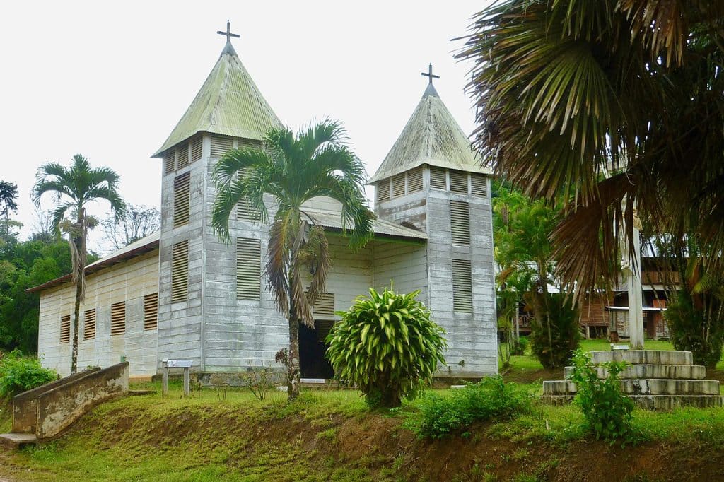 Église en bois du village de Saül au milieu de la forêt amazonienne.