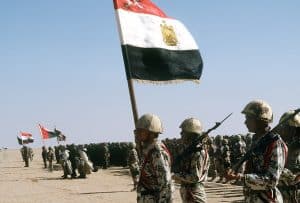 Les troupes égyptiennes se tiennent prêtes à être passées en revue par le roi Fahd d’Arabie saoudite alors qu’elles prennent part à une assemblée des forces de la coalition internationale réunies contre Saddam Hussein pendant l'opération « Tempête du désert ».