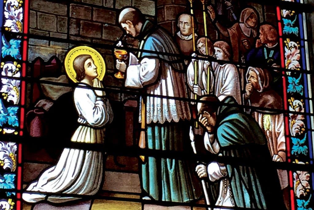 Sainte Jeanne d’Arc recevant la communion en prison, vitrail de l’église Saint-Martin à Coquainvilliers (Calvados).