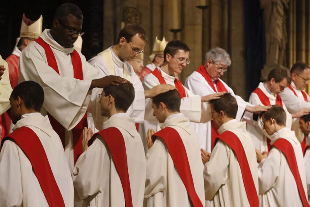 Ordinations sacerdotales; cathédrale Notre-Dame de Paris. Imposition des mains.