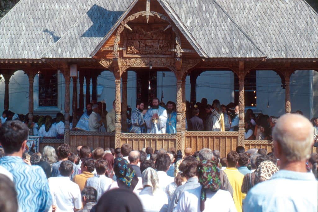 NOUVEAU PRINTEMPS. Messe du 15 août en plein air, au monastère orthodoxe de Moisei dans le Maramures (Carpates) en Roumanie.