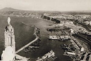 Oran (Algérie), vers 1920. Au premier plan, à gauche, tour-clocher (1873) et chapelle de 1851 de Notre-dame du Salut à Santa-Cruz.