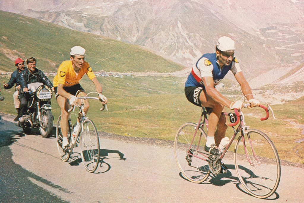 Raymond Poulidor devant Roger Pingeon, vainqueur de cette étape du Galibier, Tour de France, 1967.