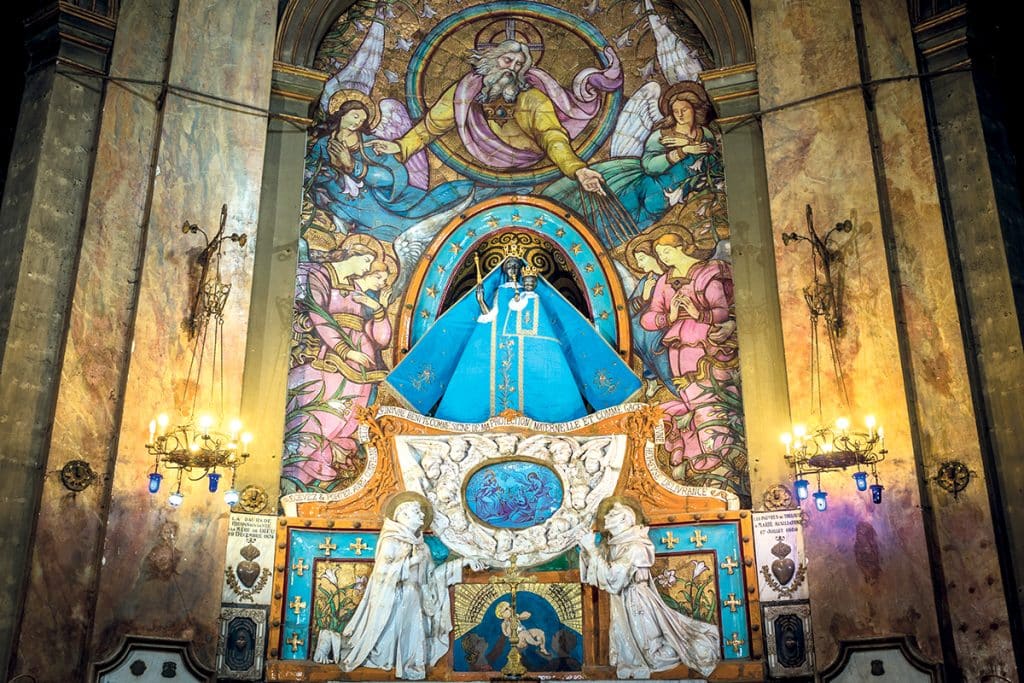 Après plus de deux ans de travaux, la basilique retrouve ses couleurs. Au cœur de l’édifice, la Vierge Noire, dont le manteau sera changé en fonction des couleurs liturgiques.