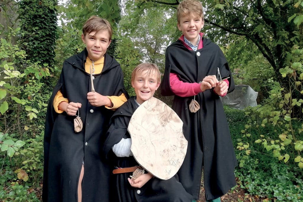 Représentants du peuple elfe (classe de 5e) qui arborent fièrement leurs costumes, protégés par le bouclier de bois !