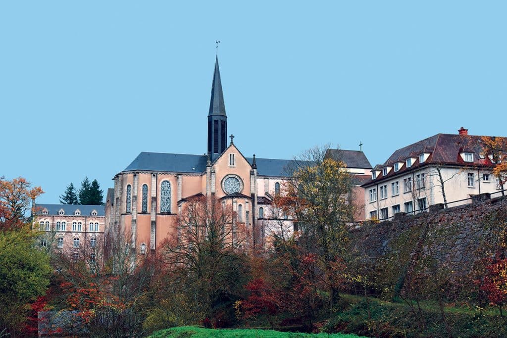 Le monastère de la Pierre-qui Vire, fondé par le Père Muard, vu de la rivière du Trinquelin.