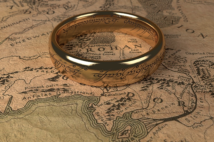 L'anneau mythique du livre de Tolkien, Le Seigneur des anneaux. L'écrivain a lui-même dessiné les cartes de son monde imaginaire.