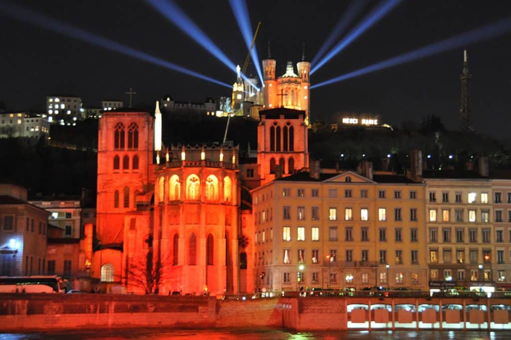 La cathédrale Saint-Jean et Notre-Dame de Fourvière lors de la fête des Lumières. Sur la colline on peut lire « Merci Marie »