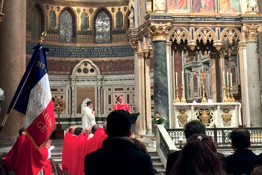 Messe pour la France. Le 13 décembre a lieu chaque année à Saint-Jean-de-Latran, à Rome, une messe en l’honneur de la France. Elle rappelle qu’Henri IV a été fait chanoine d’honneur de la basilique après sa conversion. En 2018, le président Macron est venu chercher son titre, comme la plupart de ses prédécesseurs.