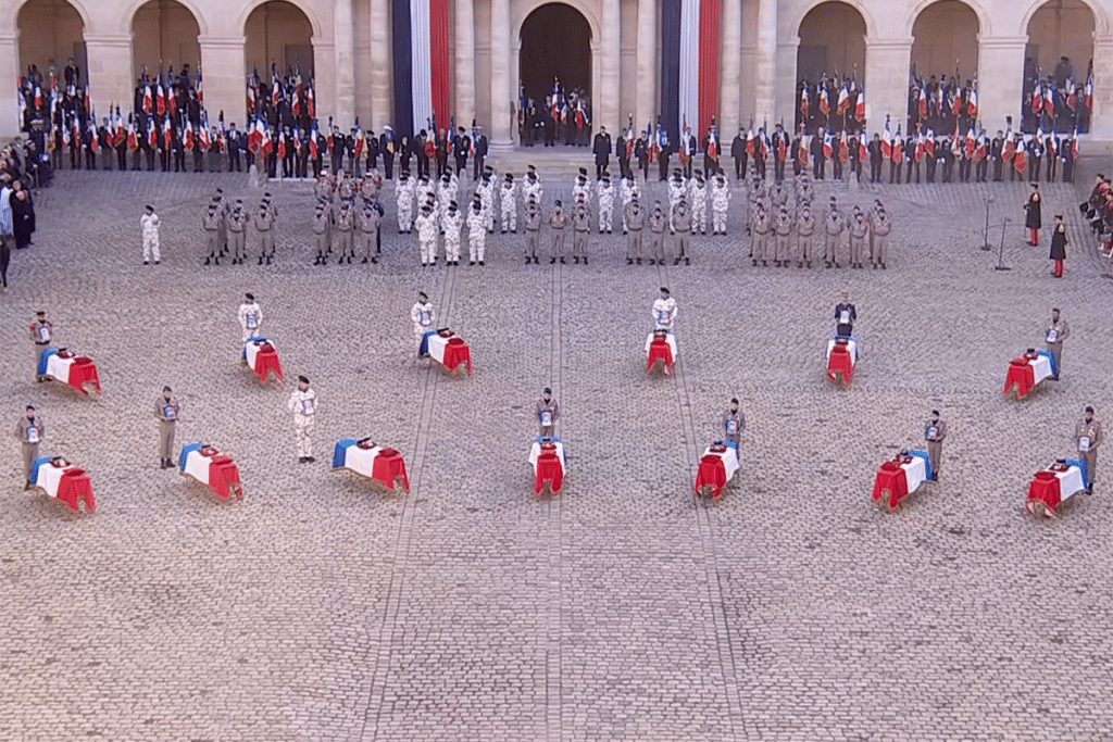 Hommage national aux treize soldats tués (le 25 novembre) au Mali dans la cour des Invalides, 2 décembre.