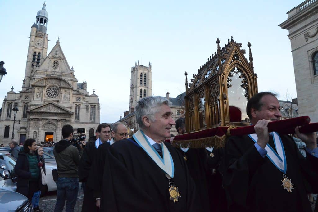 Procession de la châsse de sainte Genviève depuis Saint-Étienne-du-Mont, samedi 11 janvier 2020.
