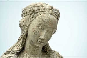 Sainte Agnès, probablement sculptée entre 1520 et 1530 (le matériau est un "calcaire de l'Avesnois")