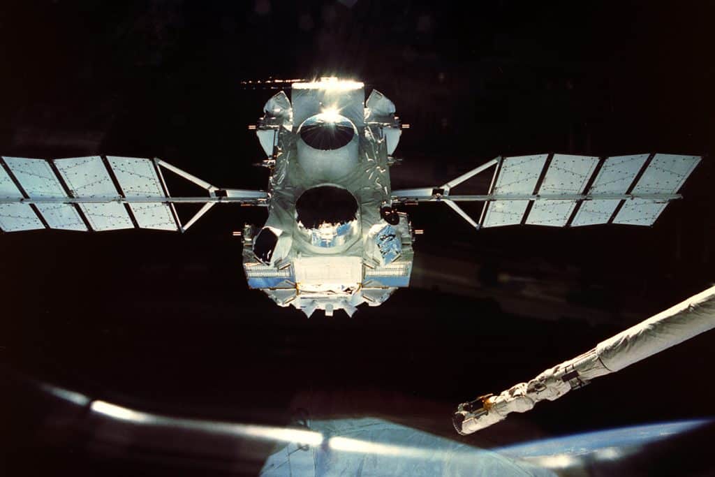 L'Observatoire Compton à rayons gamma quitte la navette Atlantis le 7 avril 1991.