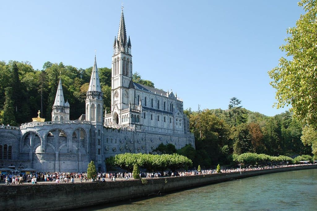 Basilique Notre Dame du Rosaire et Basilique de l'Immaculée Conception au dessus de la Grotte des Apparitions, et Gave de Pau, à Lourdes.