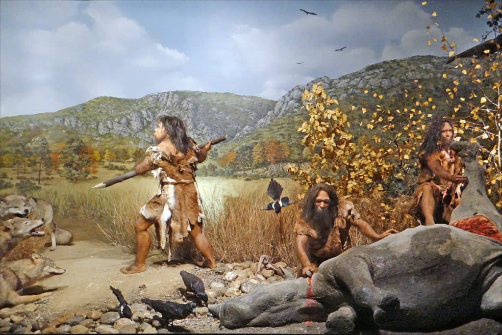 Reconstitution de l'homme de Tautavel dans son environnement en train de chasser il y a 450.000 ans