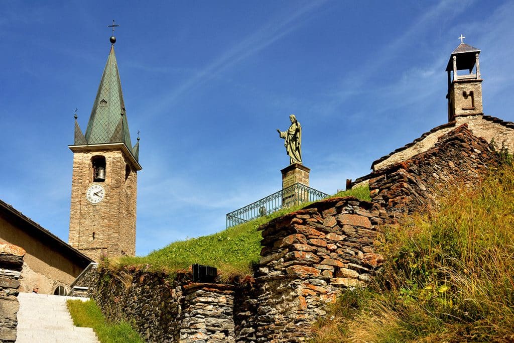 L'église Saint Jean-Baptiste et la chapelle Saint-Antoine. Bessans.