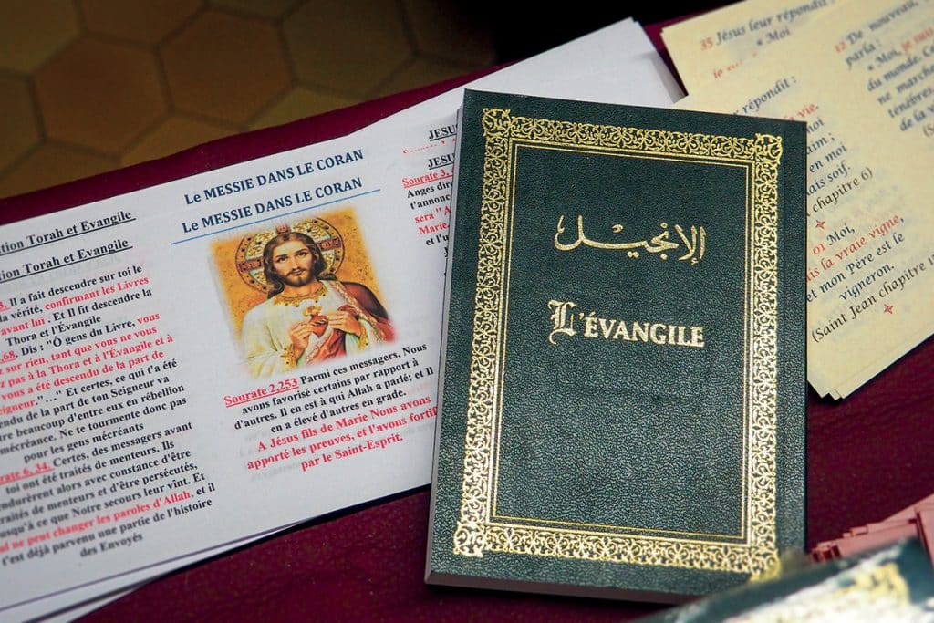 Lors du forum, l’Évangile traduit en arabe, à côté d’une fiche présentant Jésus-Christ, à destination des musulmans.