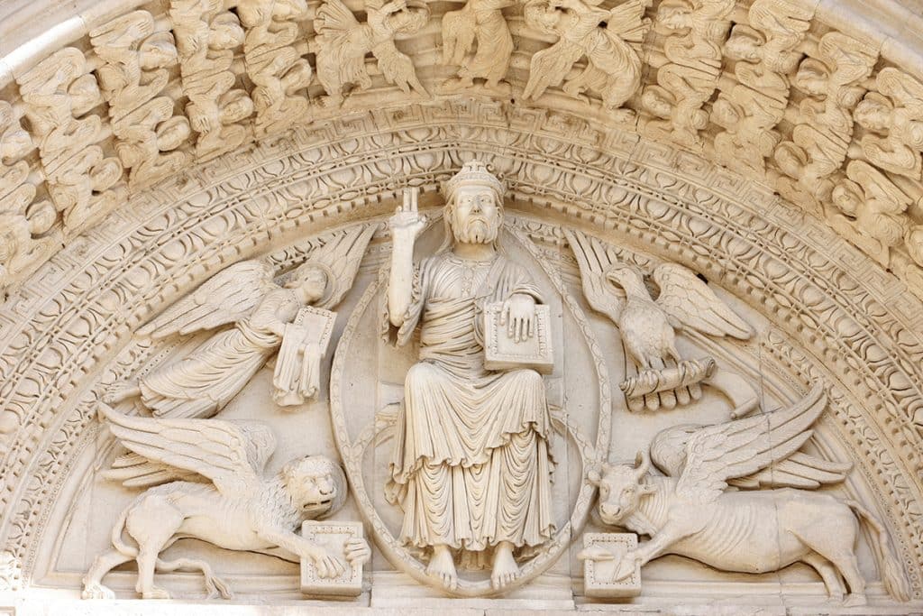 Christ en Gloire entouré des quatre symboles des évangélistes. Tympan à la cathédrale Saint-Trophime d'Arles (Bouches-du-Rhône).