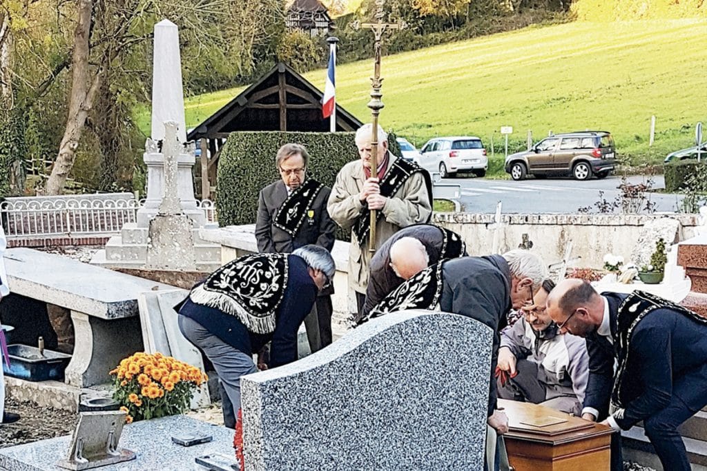 Les confréries apportent des réponses grâce au soin apporté à la beauté du rituel catholique.