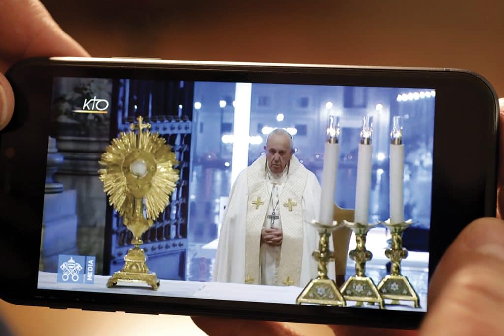 L’ostension du Saint-Sacrement suivie par la bénédiction urbi et orbi du pape François, le 27 mars place Saint-Pierre, a stupéfié les médias français.