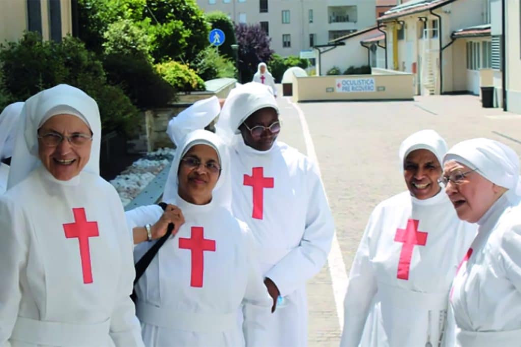 La congrégation hospitalière des Filles de Saint-Camille en Italie, qui gèrent cinq hôpitaux. *
