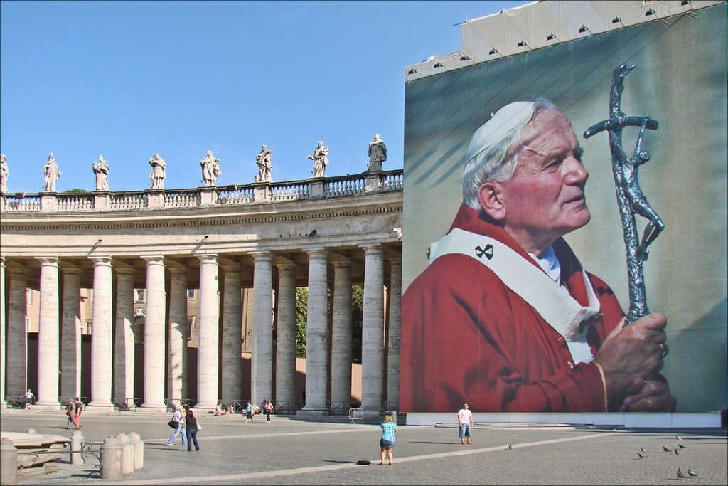 « À sa mort, il ferait titrer à la une du “Monde” que son pontificat avait été “hors normes”. »