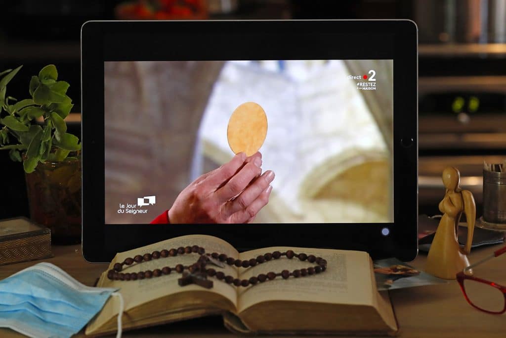 Le Pape lui-même a indiqué qu’on ne pourrait longtemps en rester à une participation virtuelle à la messe.