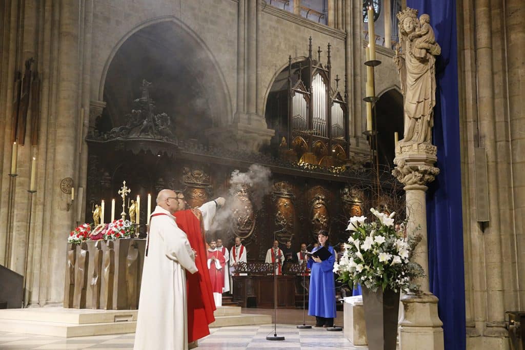 Cathédrale Notre-Dame de Paris. Encensement de la Vierge.