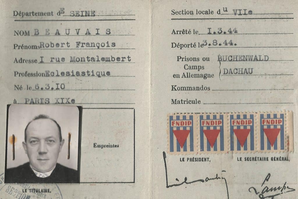 La carte de déporté de l’abbé Beauvais porte la mention des deux camps dans lesquels il fut envoyé : Buchenwald et Dachau.