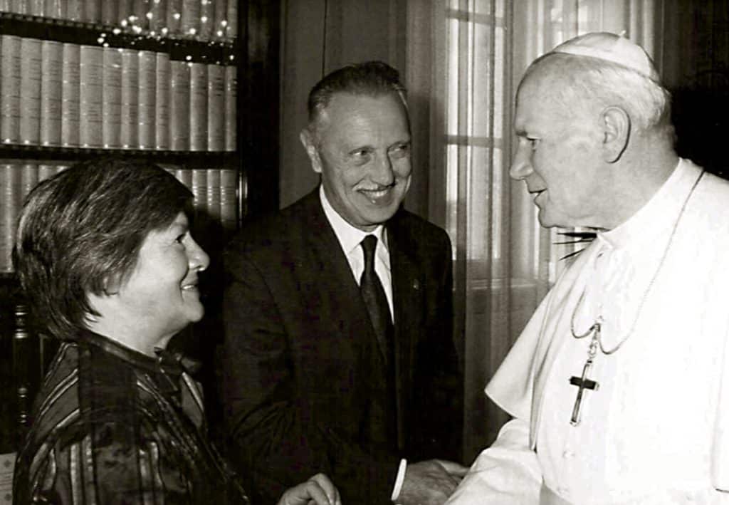 Le couple Lejeune avec Jean-Paul II.