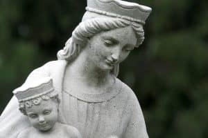 Notre prière est portée par celle de la Mère de Dieu.