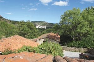 Vue sur l’abbaye Notre-Dame de Randol depuis le village adjacent.