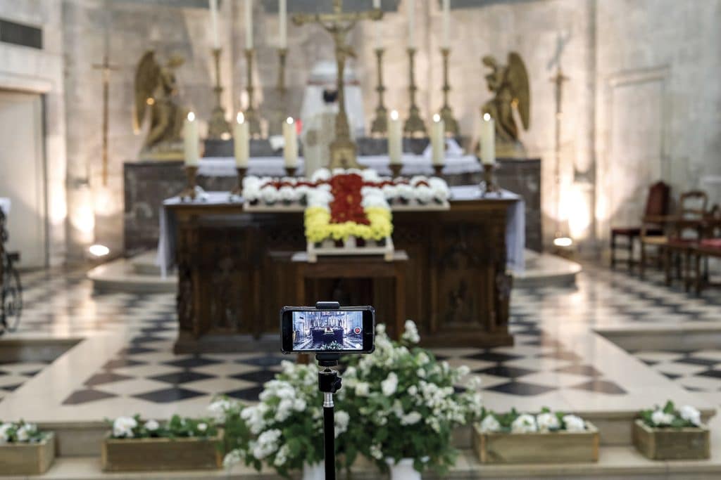 Malgré les efforts déployés par les paroisses pour retransmettre en direct les offices, rien ne remplace les messes publiques. Ici, l’église Saint-Nicolas de Beaumont-le-Roger (Eure), Normandie.