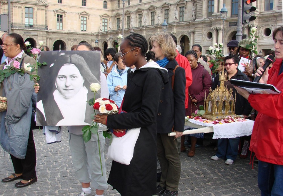 Procession des reliques de sainte Thérèse de Lisieux, Paris.
