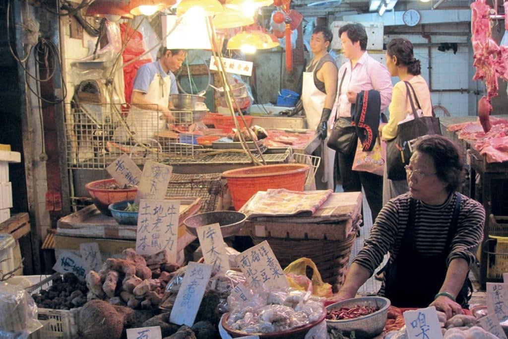 Les soupçons se sont d’abord portés sur le marché de fruits de mer de Wuhan, où sont aussi vendus illégalement des animaux sauvages.