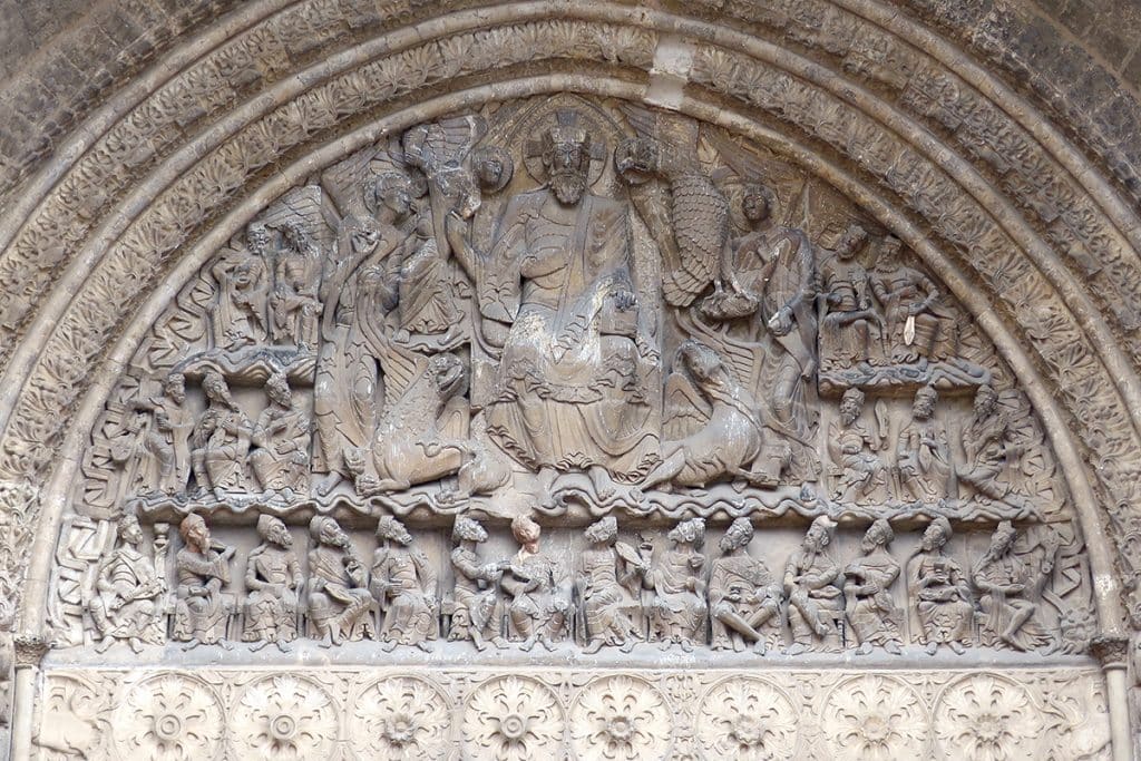 Fondée en 506 par Clovis, l'abbaye de Moissac comprend un tympan qui s’inspire de l’Apocalypse. On y voit les vingt-quatre vieillards adorant le Seigneur.