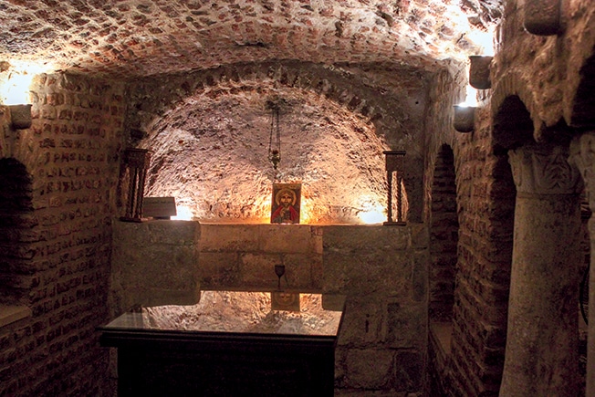 Dans l’église Saints-Serge-et-Bacchus du Caire, se trouve la grotte où se serait arrêtée la Sainte Famille lors de la fuite en Égypte.
