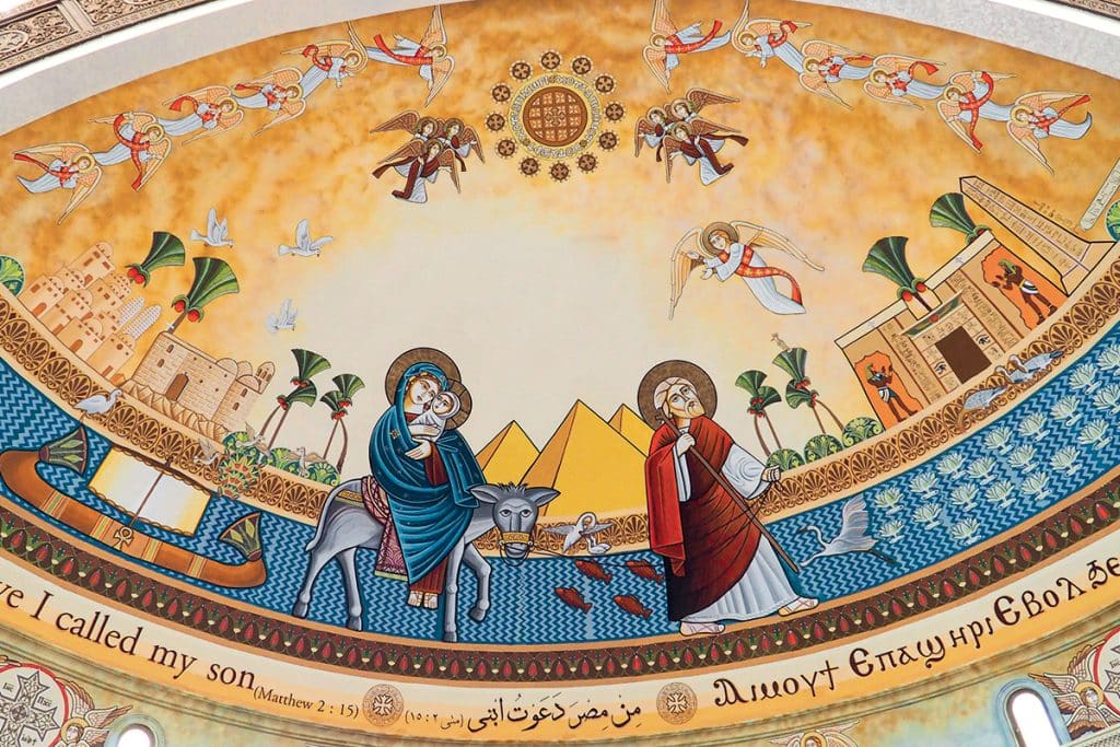 La fuite en Égypte est représentée dans de nombreuses églises, comme ici dans la monumentale cathédrale copte orthodoxe de la Nativité du Caire. En-dessous figurent les mots du prophète Osée, « D’Égypte, j’ai appelé mon fils ».
