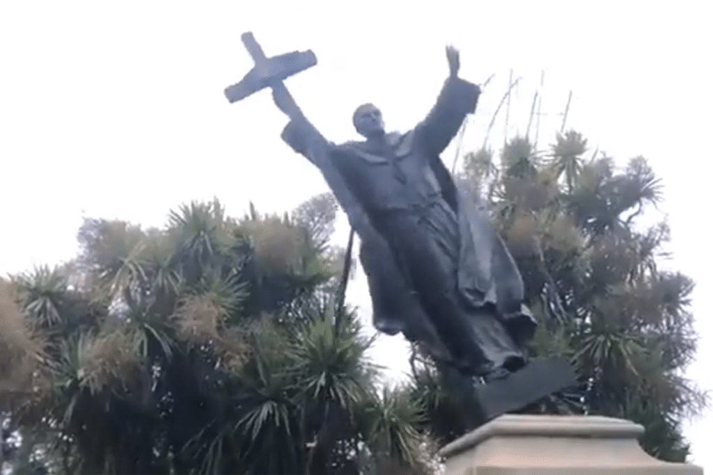 Capture d’écran d’une vidéo montrant le déboulonnage de la statue de Junipero Serra à San Francisco.