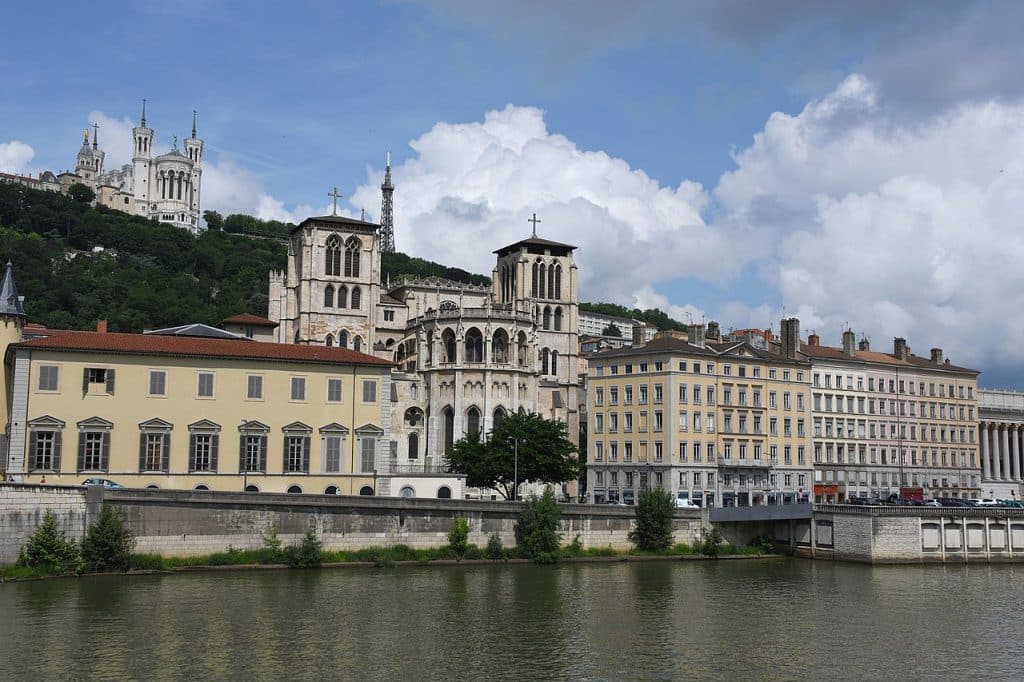 Primatiale Saint-Jean, vue depuis la Saône.