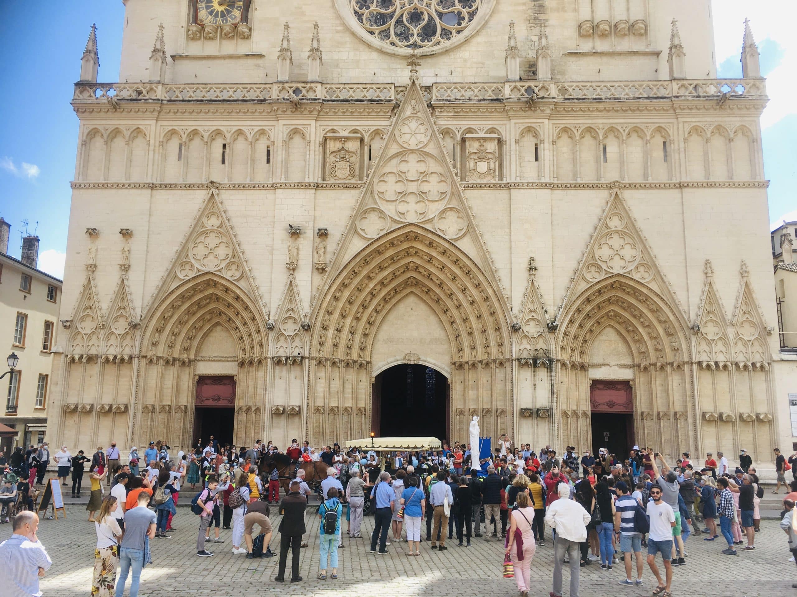 Devant la primatiale Saint-Jean